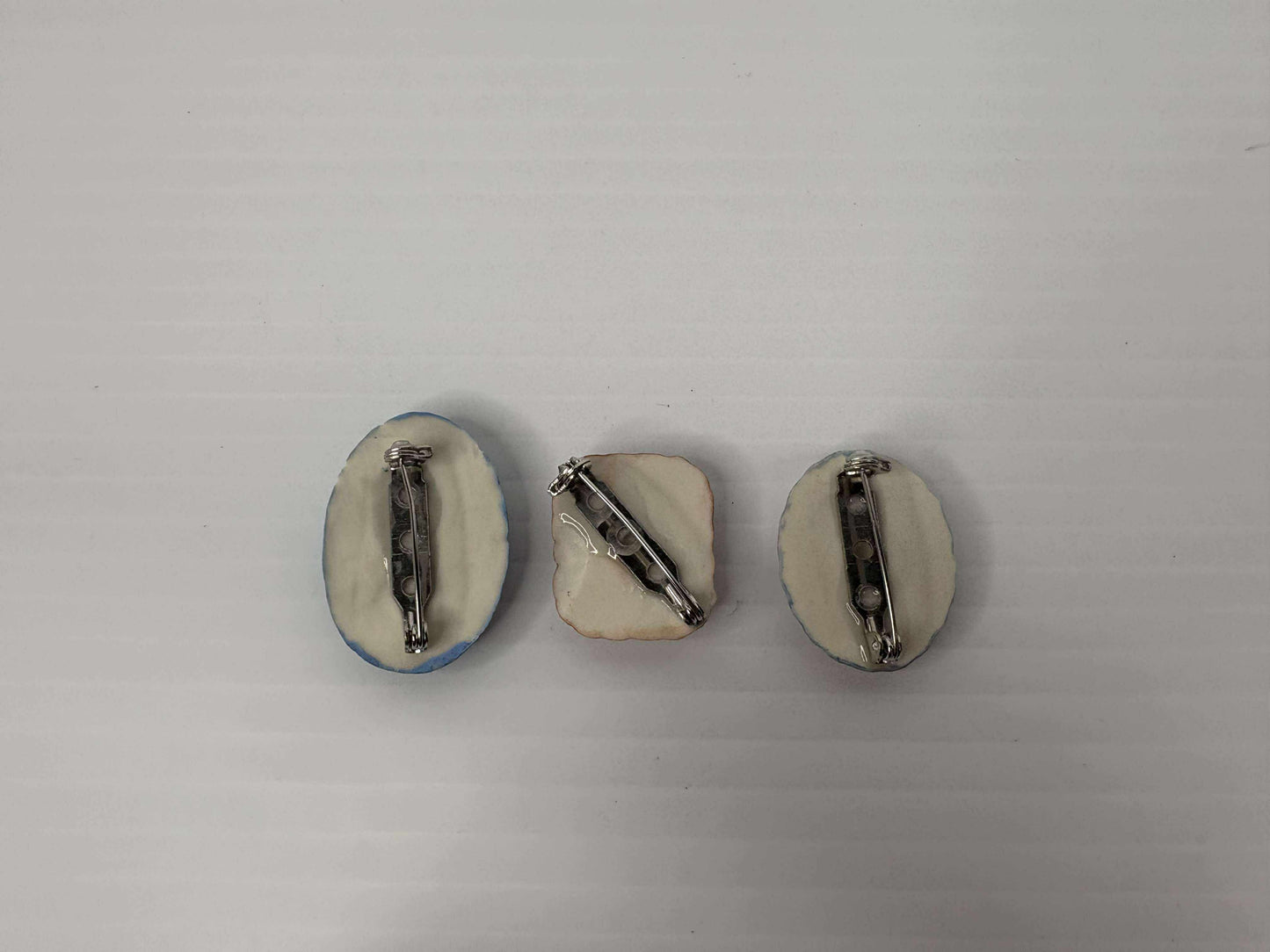 Épingles camées en porcelaine peintes à la main (lot de 3)