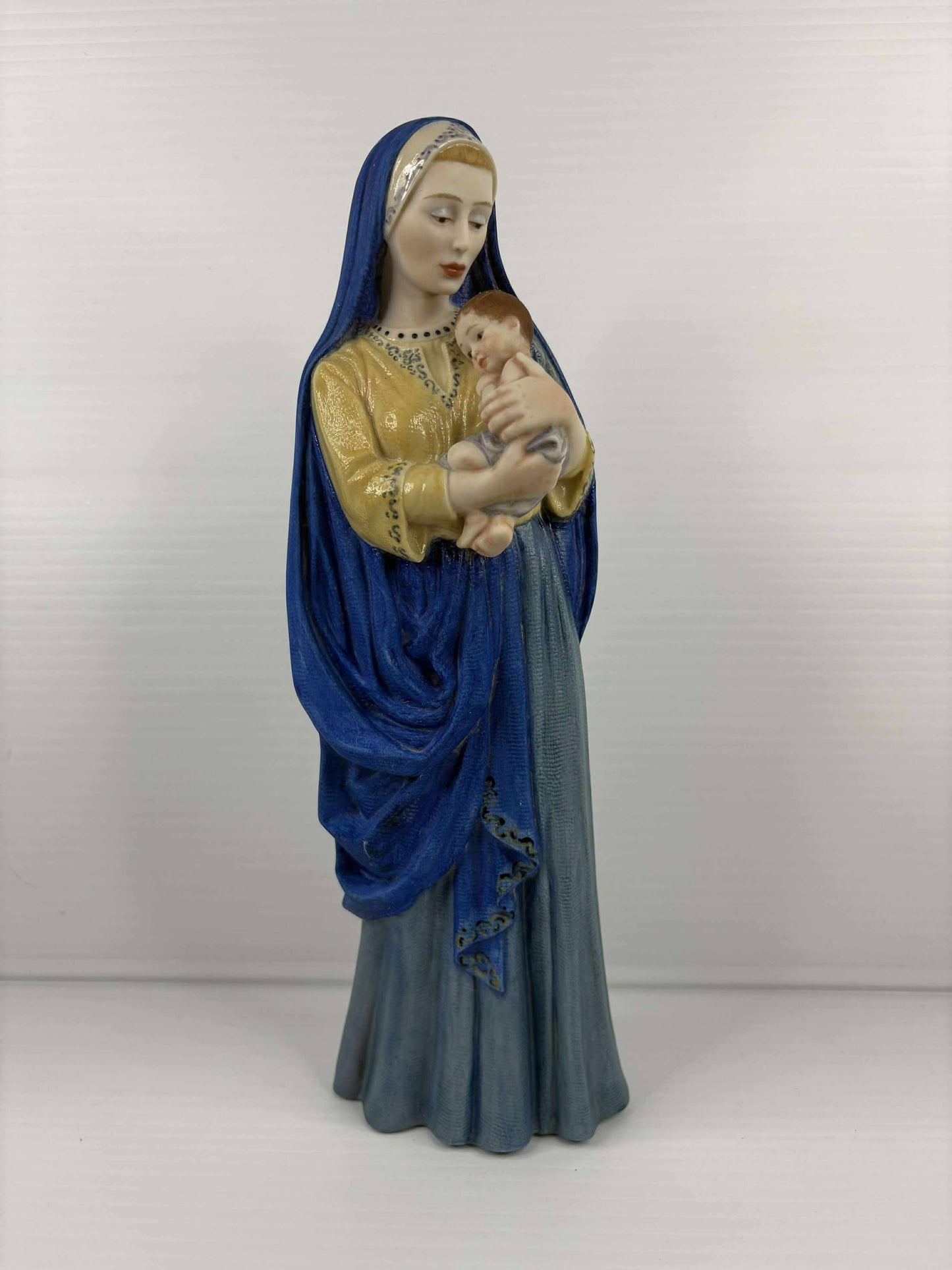 Statue de la Vierge à l'Enfant en porcelaine faite à la main