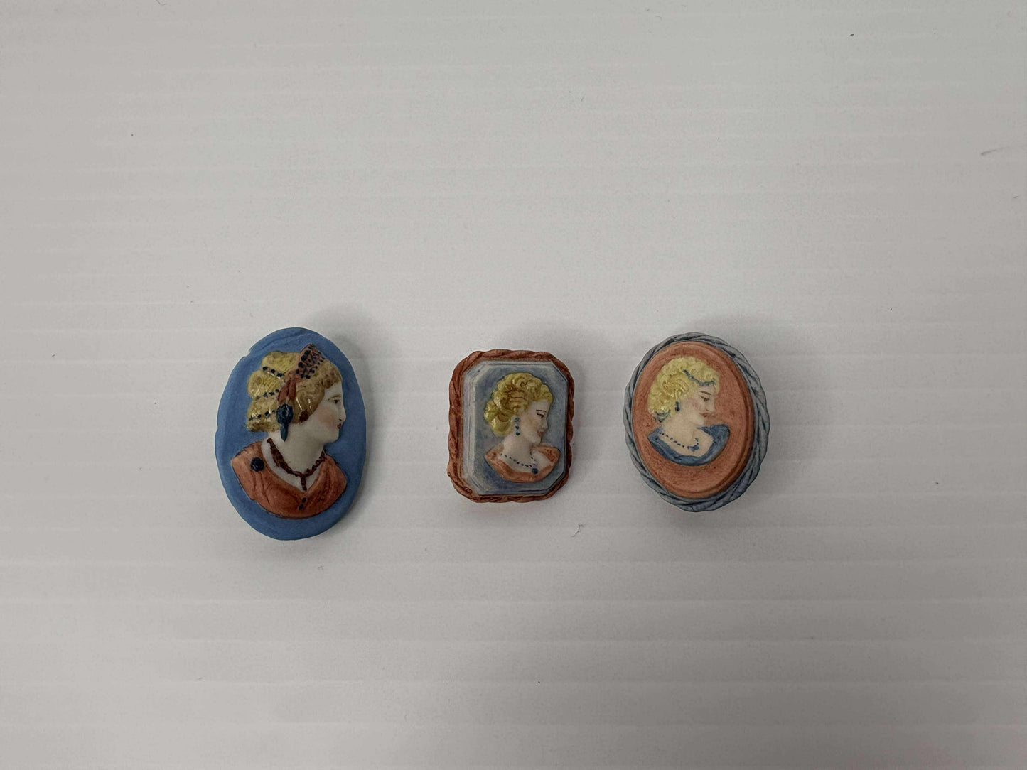 Épingles camées en porcelaine peintes à la main (lot de 3)